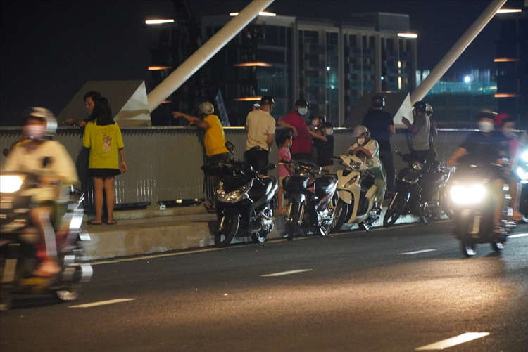 Đỗ xe máy trên cầu có bị tạm giữ xe hay không?