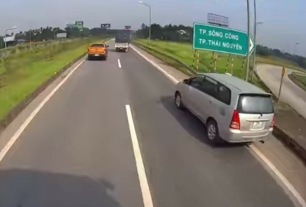 Xe khách có được lùi xe trên đường cao tốc?