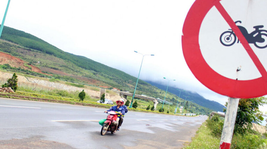 Lỗi đi vào đường cấm xe máy bị phạt như thế nào?