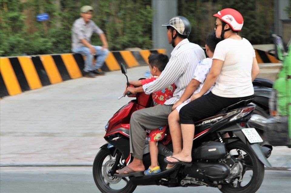 Mức xử phạt khi chở quá số người quy định xe máy là bao nhiêu?